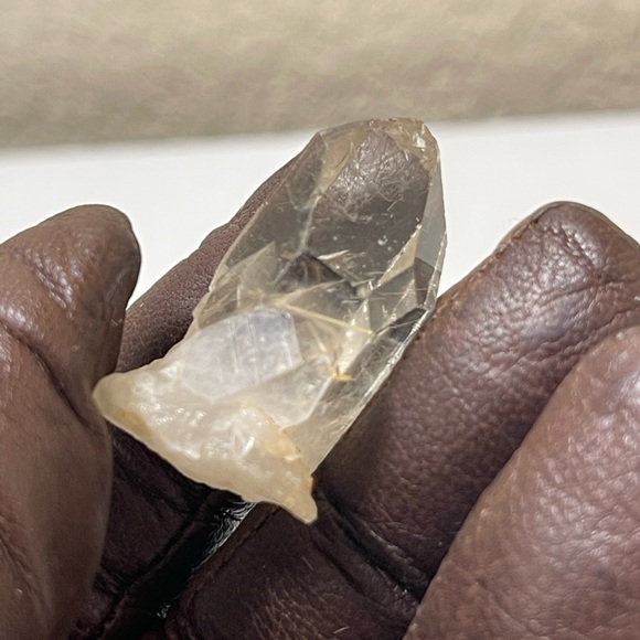Mini Rutile in Quartz raw point - Picture 15 of 16
